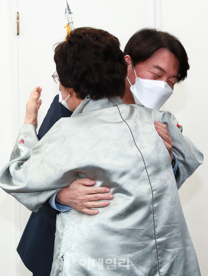 '안철수 대표 안아주는 이용수 할머니'                                                                                                                                                    