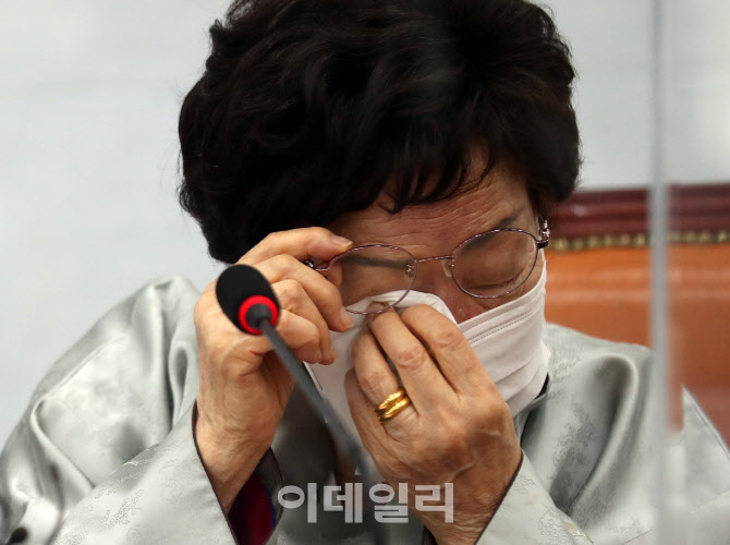 '눈물 닦는 이용수 할머니'                                                                                                                                                               