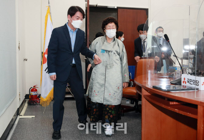 안철수 대표, '이용수 할머니 손 꼭 잡고'                                                                                                                                                 