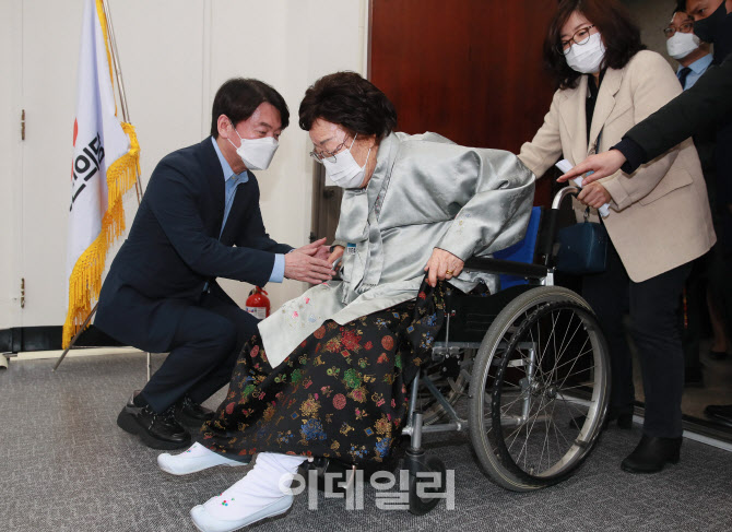 '이용수 할머니 맞이하는 안철수 대표'                                                                                                                                                    