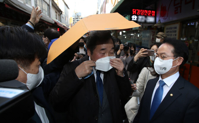  춘천서 계란 테러당한 이낙연 대표                                                                                                                                                                 