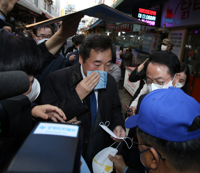  춘천서 봉변당한 이낙연 대표                                                                                                                                                                      