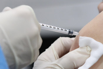 코로나 백신 8일간 29.6만명 접종…요양병원 81% 접종률(종합)