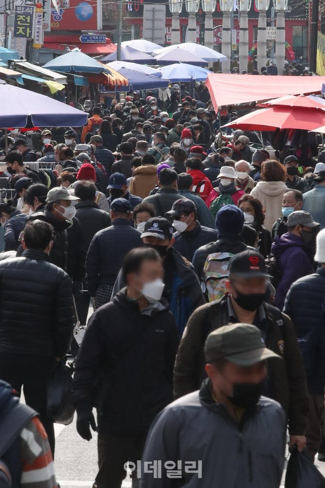 주말인데도 코로나19 확진자 이틀째 400명대                                                                                                                                                         