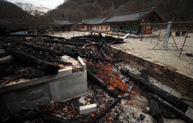  처참한 모습의 내장사 대웅전                                                                                                                                                                      