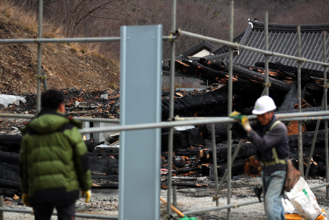  내장사에 설치되는 가림막                                                                                                                                                                         
