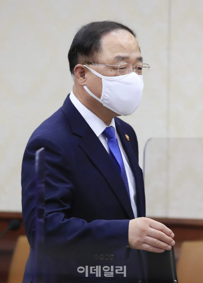코로나19 백신·치료제 상황점검회의 참석하는 홍남기 부총리                                                                                                                                         