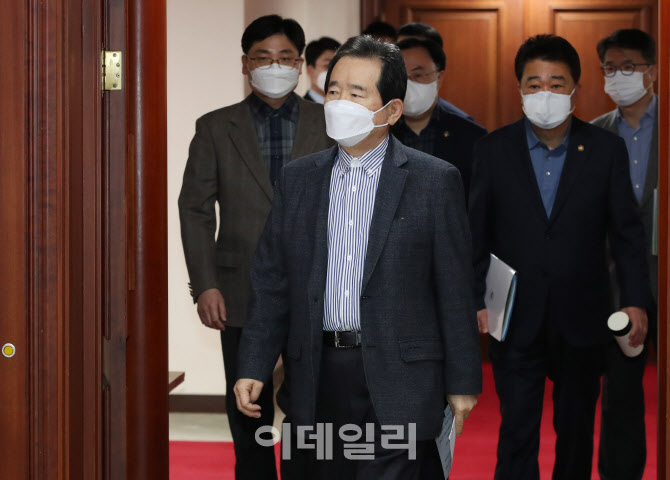 정세균 총리, 코로나19 백신·치료제 상황점검회의 입장                                                                                                                                              