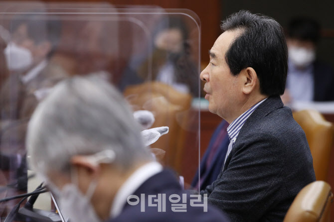 정세균 총리 “포털, 백신 허위정보 수시로 삭제해야”                                                                                                                                               