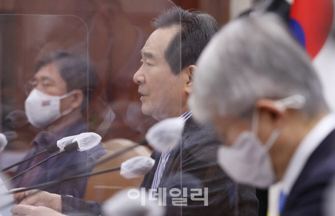 정세균 국무총리 “포털, 백신 허위정보 수시로 삭제해야”                                                                                                                                           