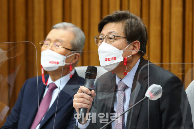 '인사말하는 박형준 부산시장 후보'                                                                                                                                                       