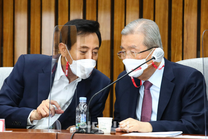 '머리 맞댄 김종인-오세훈'                                                                                                                                                               