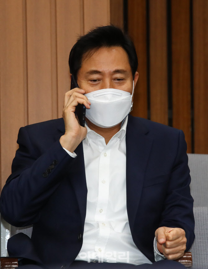 '누군가와 전화하는 오세훈 후보'                                                                                                                                                         