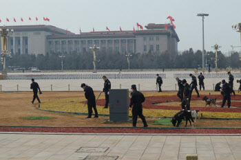 '"혹시 폭발물이?"  中톈안먼광장 살펴보는 양회 경비인력들