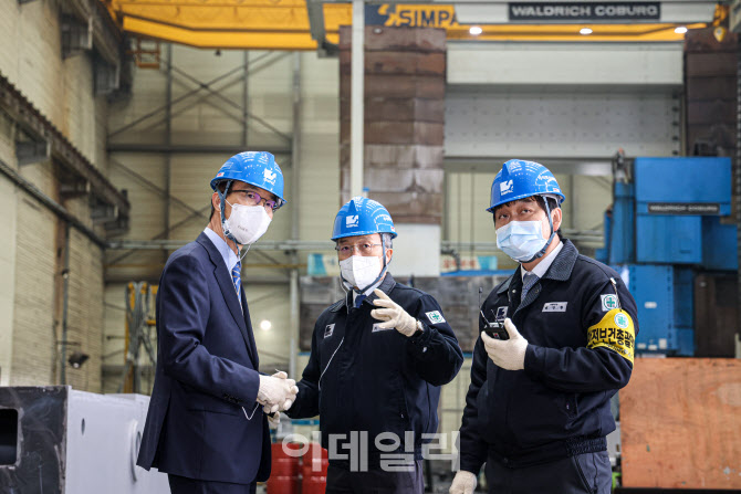 Director of Export-Import Bank Visit Kyu Visit visits a company site affected by Corona 19