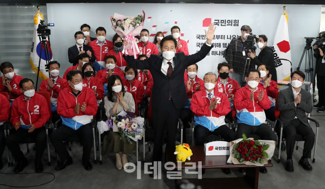 서울시장 당선 확실, '두 손 들어 환호하는 오세훈'                                                                                                                                        