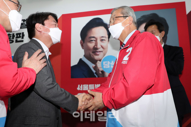 오세훈 서울시장 당선, '악수하는 김종인-안철수'                                                                                                                                          