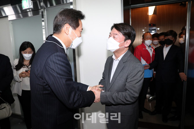 '두손 맞잡은 오세훈-안철수'                                                                                                                                                             