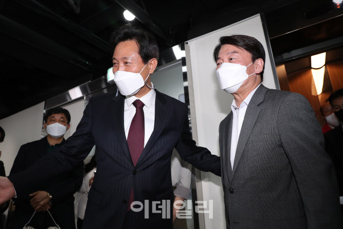 '국민의힘 개표 상황실 찾은 안철수'                                                                                                                                                      