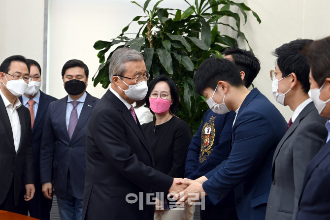 김종인 사퇴, '소임 다하고 물러난다'                                                                                                                                                     