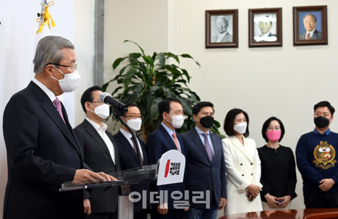 퇴임 기자회견 갖는 김종인 비대위원장                                                                                                                                                              