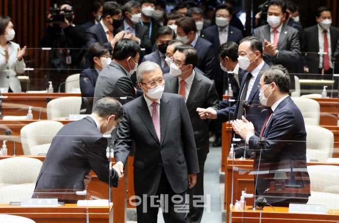'박수받는 김종인 비대위원장'                                                                                                                                                            