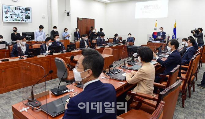 '더불어민주당 화상 의원총회'                                                                                                                                                            