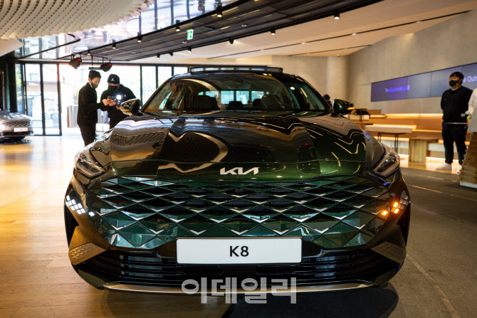 기아 K8의 범퍼 일체형 라디에이터 그릴                                                                                                                                                             