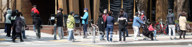 송파구 코로나 선별진료소 앞에 길게 늘어선 줄                                                                                                                                                      