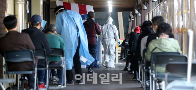 코로나19 확산세 속 분주한 의료진                                                                                                                                                                  