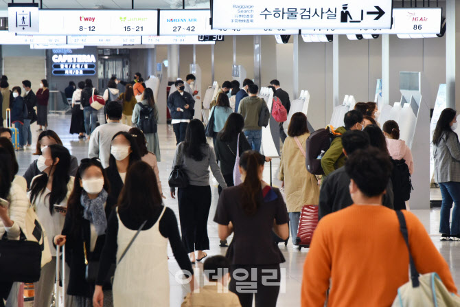 봄나들이에 공항 '인산인해'                                                                                                                                                              