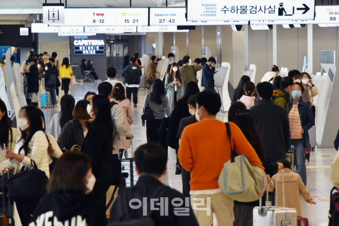 봄나들이객들로 공항 '인산인해'                                                                                                                                                          