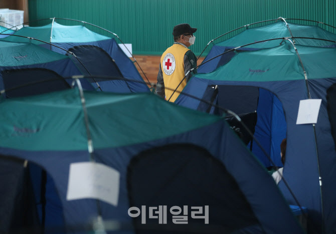 '도농중학교에 마련된 주민대피소'                                                                                                                                                        