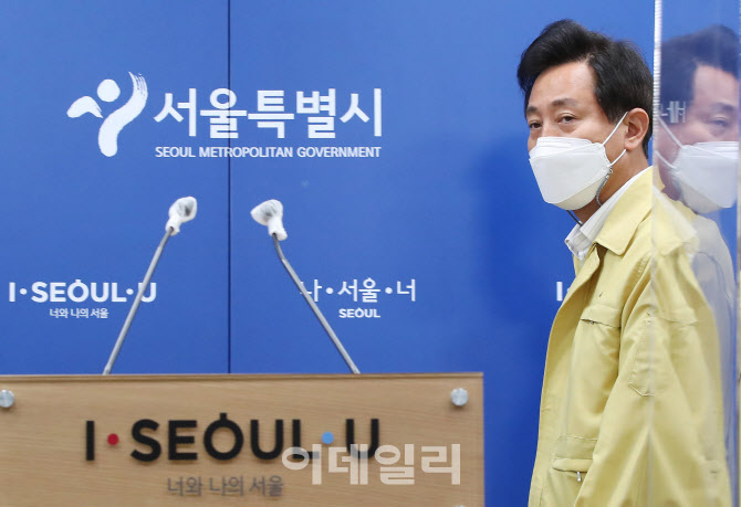 브리핑실 입장하는 오세훈 서울시장                                                                                                                                                                 