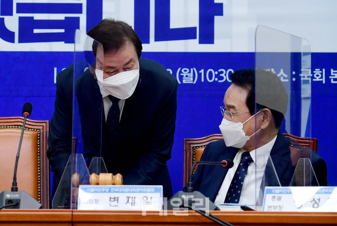 '인사하는 도종환-변재일'                                                                                                                                                                