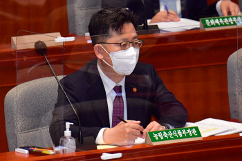 김현수 장관, 자녀 자소서 대필 의혹…농식품부 “무혐의 받은 사안”