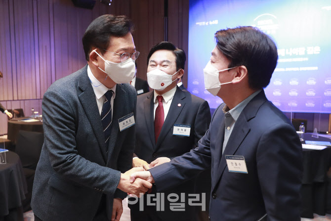 '악수하는 송영길-안철수'                                                                                                                                                                