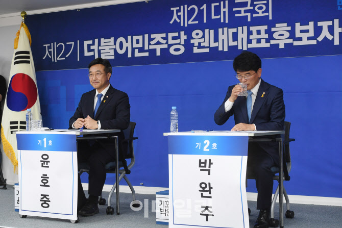 '원내대표 후보자 토론회 준비하는 윤호중-박완주'                                                                                                                                         