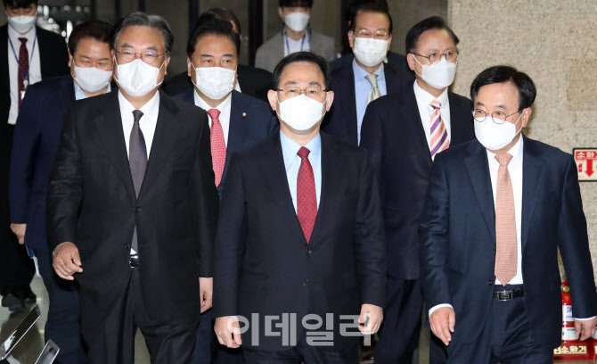 중진의원 연석회의 참석하는 국민의힘 의원들                                                                                                                                                        