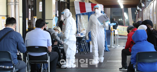'4차 유행 확산 우려' 북적이는 선별진료소                                                                                                                                                