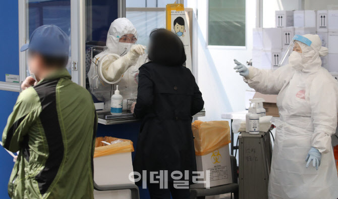 코로나19 4차 유행 우려, 검사 받는 시민                                                                                                                                                            