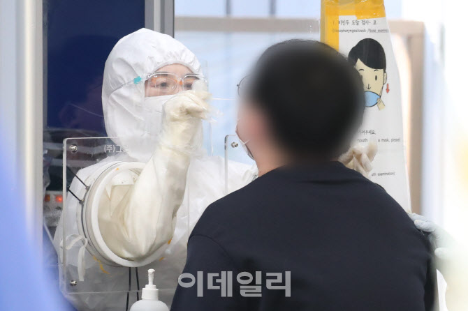 코로나19 검사 받는 시민                                                                                                                                                                           