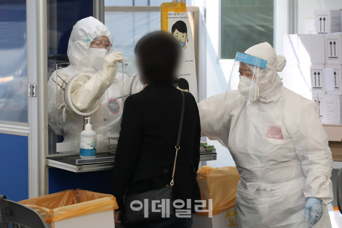 코로나19 신규 확진자 731명, 검사 받는 시민                                                                                                                                                        