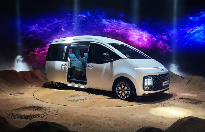 우주선 닮은 현대차 다목적차량 '스타리아'                                                                                                                                                      