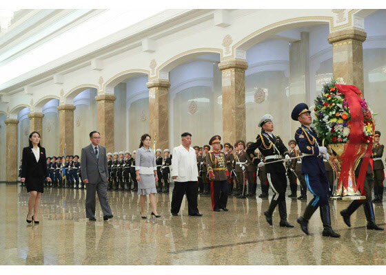  김정은·리설주, 김일성 생일에 금수산태양궁전 참배                                                                                                                                                