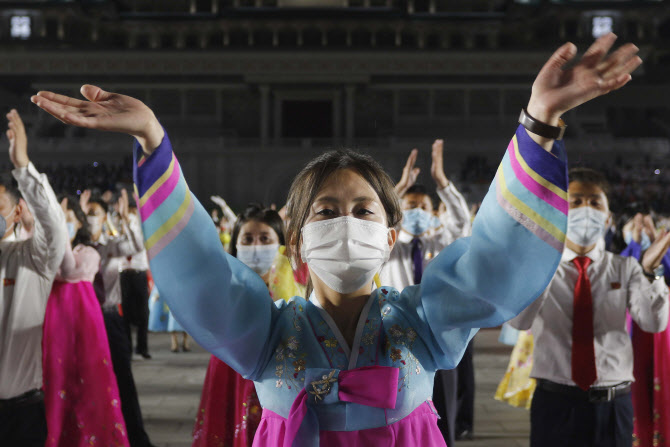  태양절, 손뼉치며 춤추는 북 청년들                                                                                                                                                                
