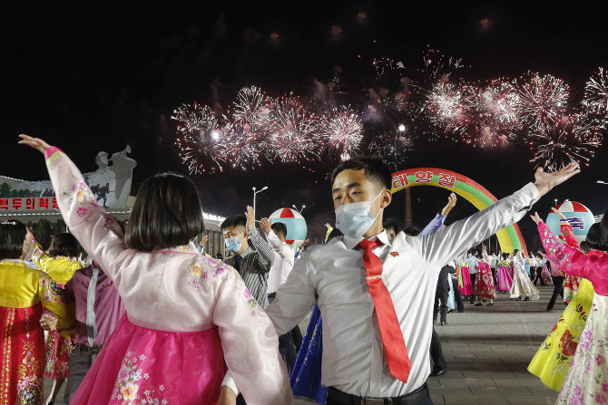  태양절, 불꽃놀이 속 춤추는 북한 청년들                                                                                                                                                           