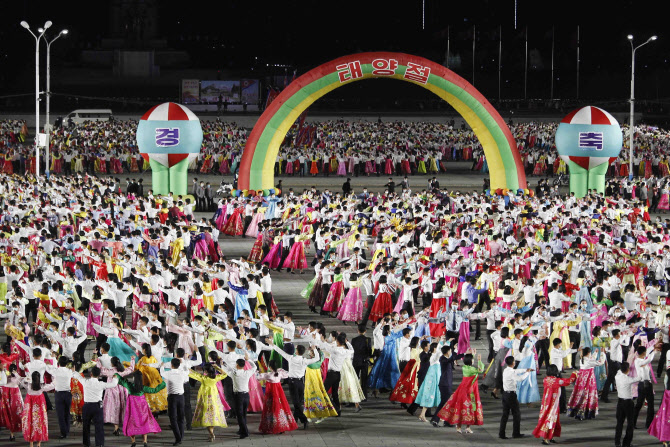  김일성 광장서 춤추는 북한 청년들                                                                                                                                                                 