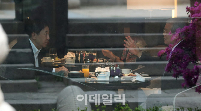 '대화 나누는 김종인-금태섭'                                                                                                                                                             