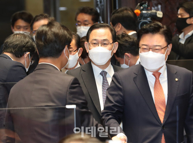 '의원총회 참석하는 주호영 권한대행'                                                                                                                                                     